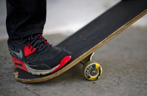 Schon seit 1981 steht der russische Rentner auf dem Skateboard. Foto: AFP/CARL DE SOUZA