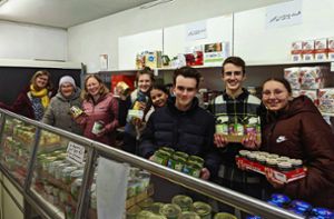 Lebensmittel für über 1000 Euro haben Schüler des Gymnasiums nun der Tafel gespendet. Foto: Schule