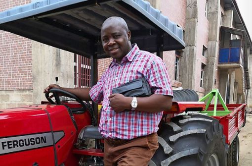 Pfarrer Jean Lukombo und seine Mitmenschen im Kongo freuen sich über den neuen Traktor. Foto: Lukombo