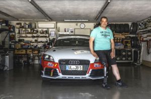 Die Leidenschaft für schnelle Autos ist geblieben: In seiner Garage hat Jochen Baumhauer nach seinem Unfall seinen Audi TT RS auf Linksgas umgebaut. Foto: Andreas Reiner