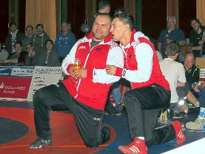 Dimitar Kumchev (links) und Timo-Marcel Nagel haben sich ein Bierchen verdient: Beide trugen mit ihren  Vierern zum 16:16-Unentschieden des KSV Tennenbronn gegen die WKG Weitenau-Wieslet bei.  Foto: Moosmann