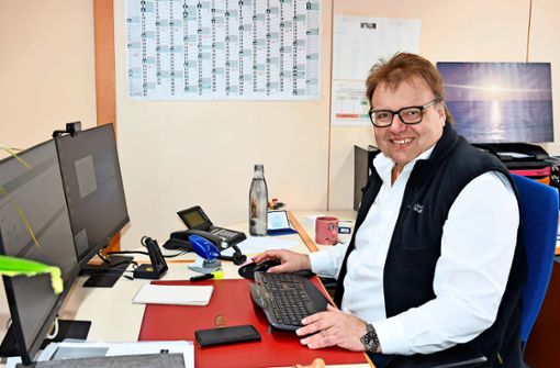 Karl-Heinz Villinger an seinem Schreibtisch im Lauterbacher Rathaus. Hinten rechts eine Erinnerung an den Pilgerweg von Mailand nach Rom. Foto: Dold
