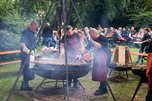 Lachs, Steak und Schweinebauch vom Grill gab es für die Gäste des Schlosshoffestes. Foto: Melle Foto: Schwarzwälder-Bote