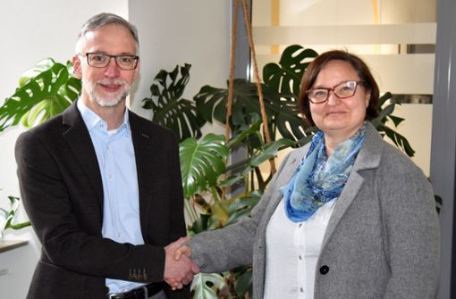 Michael Lübke begrüßt die neue Leiterin des Hochbauamtes Kerstin Wissmann. Foto: Heimburger