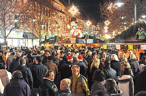 Tausende Besucher tummeln sich auf dem Balinger Christkindlesmarkt. In diesem Jahr müssen alle Maske tragen, Schupfnudeln und Glühwein gibt’s nur, wenn man einen 3G-Nachweis vorzeigen kann. Foto: Hauser