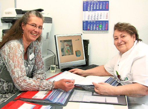 Bei der gemeinsamen Dienstplanung: Pflegedienstleiterin Gabriele Maier und Stationsleiterin Nina Subarew (rechts).  Foto: Trenkle Foto: Schwarzwälder-Bote