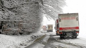 Lastwagen sitzen wegen Neuschnee über Nacht fest