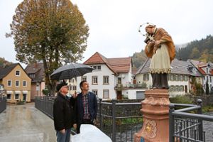 Restaurator Horst Muschalla (links) und Bürgermeister Thomas Geppert nehmen die frisch restaurierte Nepomuk-Figur am Gassensteg unter die Lupe.  Foto: Beule Foto: Schwarzwälder Bote