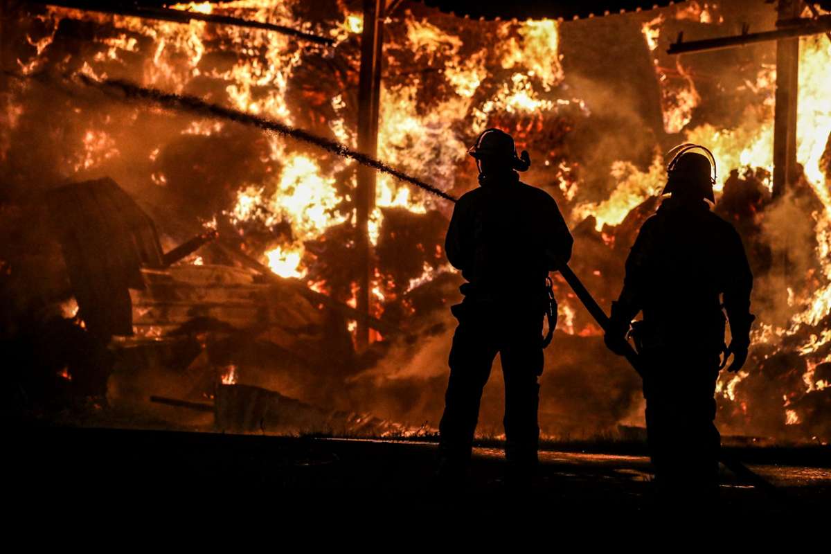 Brandstifter unterwegs?: Scheune in Hochemmingen geht in Flammen auf