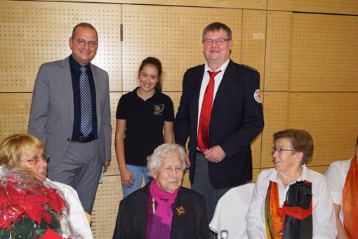 Erna Schweiker (Mitte) wurde als älteste Teilnehmerin bei der Seniorenfeier geehrt. Foto: Klaiber Foto: Schwarzwälder Bote
