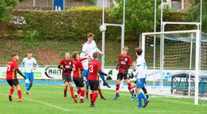 Die B-Jugend des VfL Nagold (weiße Trikots) landete gegen die Sportfreunde Aach einen klaren 6:1-Sieg.Foto: Reutter Foto: Schwarzwälder Bote