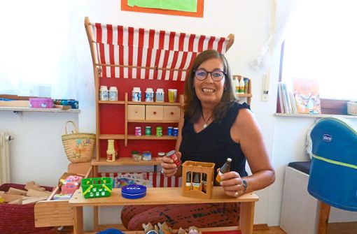 Einkaufsladen im Miniaturformat: Heike Wendrich in den Räumen ihrer Kindertagespflege Foto: Jansen