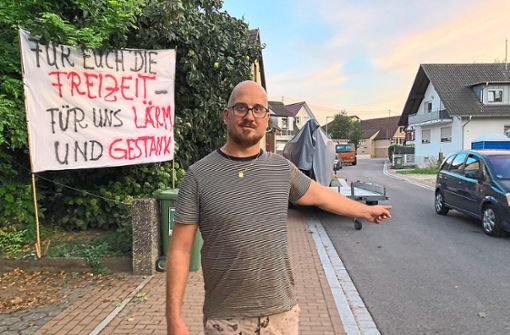 Alexander Fischer und andere Anwohner der Straße In der Kruttenau in Schuttern protestieren gegen den Verkehr. Foto: Bohnert-Seidel