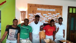 Die Hobby-Köche aus Gambia freuten sich über die Komplimente für ihre Nationalgerichte (von links): Mamadou, Malick, Lamin, Momodu und Musa. Foto: BürgerTreff Foto: Schwarzwälder-Bote