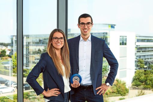 Sarah Blickle-Fenner und David Blickle, Geschäftsführende Gesellschafter, sind stolz auf die Auszeichnung der Firma Blickle als klimaneutrales Unternehmen. Foto: Blickle
