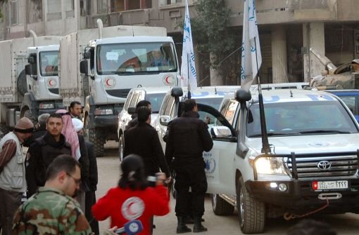Helfer setzten bei Hilfslieferungen für Homs ihr Leben aufs Spiel. Denn entgegen einer vereinbarten Waffenruhe geriet ihr Hilfskonvoi am Samstag unter heftigen Mörserbeschuss.  Foto: dpa