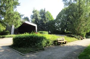 Eine weitläufige Parkanlage, verbunden mit viel Arbeit, kennzeichnet den Holzhauser Friedhof. Foto: Schwind