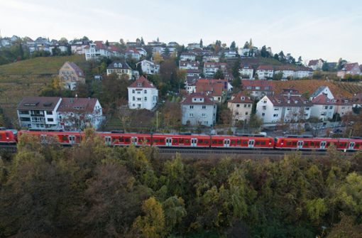 Ein Zug ist in Stuttgart-Nord auf der Gäubahn unterwegs. Foto: dpa/Franziska Kraufmann