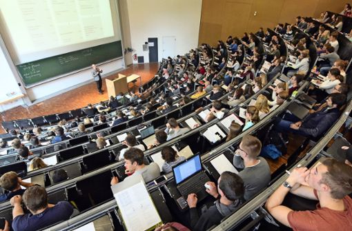 Studierende in Baden-Württemberg können dank einer Ausnahmeregelung wieder in Präsenz an den Hochschulen lernen. (Symbolbild) Foto: dpa/Stefan Puchner
