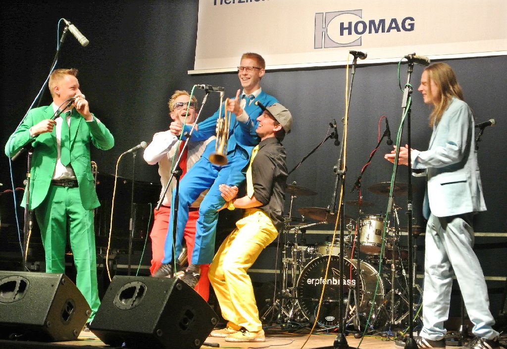 Bunte Outfits, bunter Musikmix: der Lörracher Blechbläser Christian Grässlin (Mitte) mit seinem Ensemble Erpfenbrass. Foto: Braun