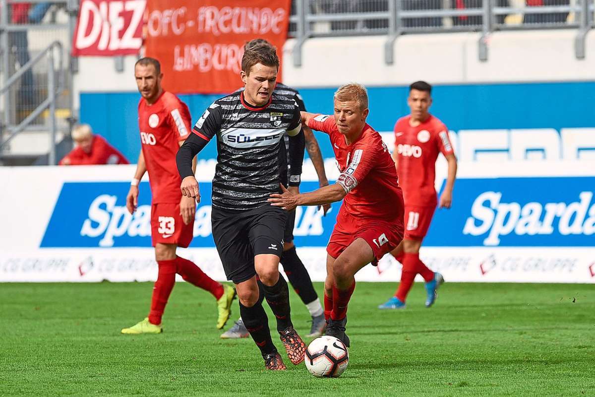 Nils Schuon (schwarz) will beim FC Holzhausen eine neue sportliche Herausforderung finden – hier in seiner Zeit bei der TSG Balingen am Ball. Foto: Eibner