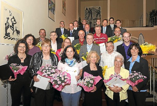 Geehrte, Festredner, Gratulanten und Vertreter des Jubiläumsvereins TSV Freudenstadt versammelten sich im Kurhaus zum Gruppenbild. Foto: Fritsch