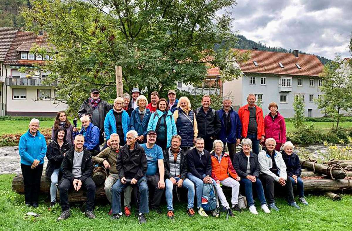Eine Delegation der Kreuzlinger Partnerstadt hat Wolfach besucht. Der gemeinsame Abschluss des Wanderwochenendes im 75. Jahr der Partnerschaft mit Wolfach hat im Flößerpark stattgefunden. Foto: Tourist-Info Wolfach