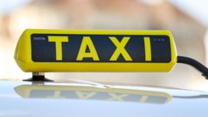 Ein Taxischild an einem Taxi - wie entwickeln sich die Preise in Großstädten? (Symbolfoto) Foto: dpa/Jan Woitas