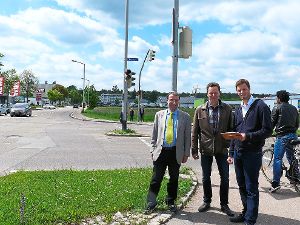 Franz-Josef Holzmüller (von links), Erich Hargina und Carsten Diel planten die Sanierung der Stadteinfahrt West in Villingen. Baustart soll am 6. Juli sein. Foto: Strohmeier Foto: Schwarzwälder-Bote