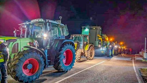 Insgesamt 30 Traktoren blockierten am Montagabend den Autobahnzubringer bei Achern. Foto: Kornmeier/Einsatz-Report 24