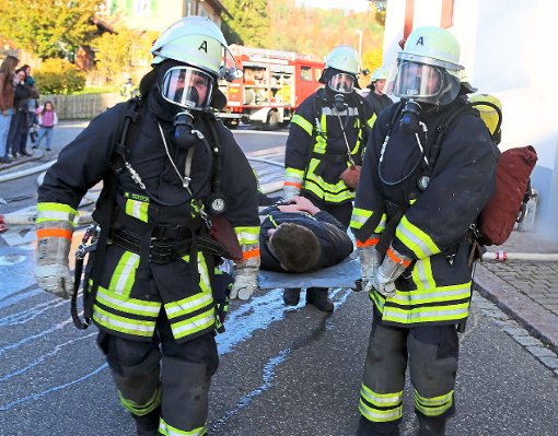 Die Menschenrettung unter schwierigen Bedingungen stand im Mittelpunkt der Feuerwehrübung in Emmingen.  Foto: Priestersbach Foto: Schwarzwälder-Bote