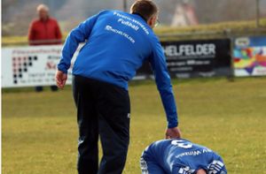 Ralf Schneider, Trainer des SV Winzeln, musste seine Spieler (Robin Rall) nach der herben Niederlage gegen den FV 08 Rottweil aufmuntern. Foto: Jürgen Schleeh