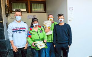 Das Team vom Nagolder Schneewittchen-Shop fertigt Mund- und Nasenmasken. Geld verdienen sie damit nicht. Die Masken sind für Abholer kostenlos. Foto: Fritsch