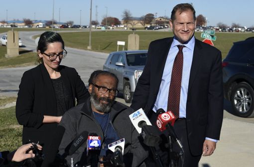 Kevin Strickland (m.) spricht mit seinen Anwälten Tricia Rojo Bushnell (l.) und Robert Hoffman zu den Medien nach seiner Entlassung aus dem Gefängnis. Foto: dpa/Rich Sugg