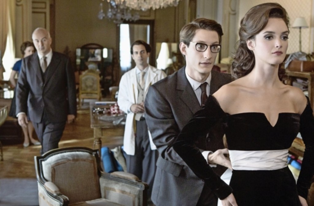 Pierre Niney als Yves Saint Laurent mit Charlotte Le Bon als seine Muse Victoire Doutreleau.