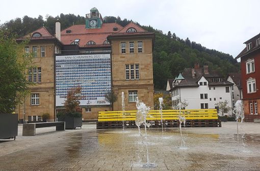 Inwiefern die Wasserspiele am hinteren Rathausplatz (Vordergrund) oder leuchtende Kultur-Elemente an der Hohenschramberg (Hintergrund) von Einsparmaßnahmen betroffen sind, entschied jüngst der Technikausschuss. Foto: Riesterer