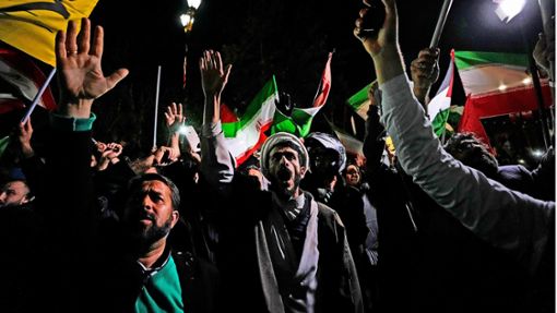 Nach dem iranischen Angriff auf Israel skandieren Demonstranten  anti-israelische Parolen vor der britischen Botschaft in Teheran. Foto: dpa/Vahid Salemi