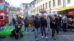 Zum Wolfacher Herbst kamen viele Besucher, wie hier in der Innenstadt. Neben Hüpfburgen gab es auch viele Stände. Foto: Kern