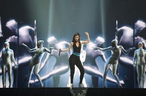 Lena lässt bei den Proben für das Finale des Eurovision Song Contest 2011 in Düsseldorf die Außerirdischen tanzen. Foto: dapd