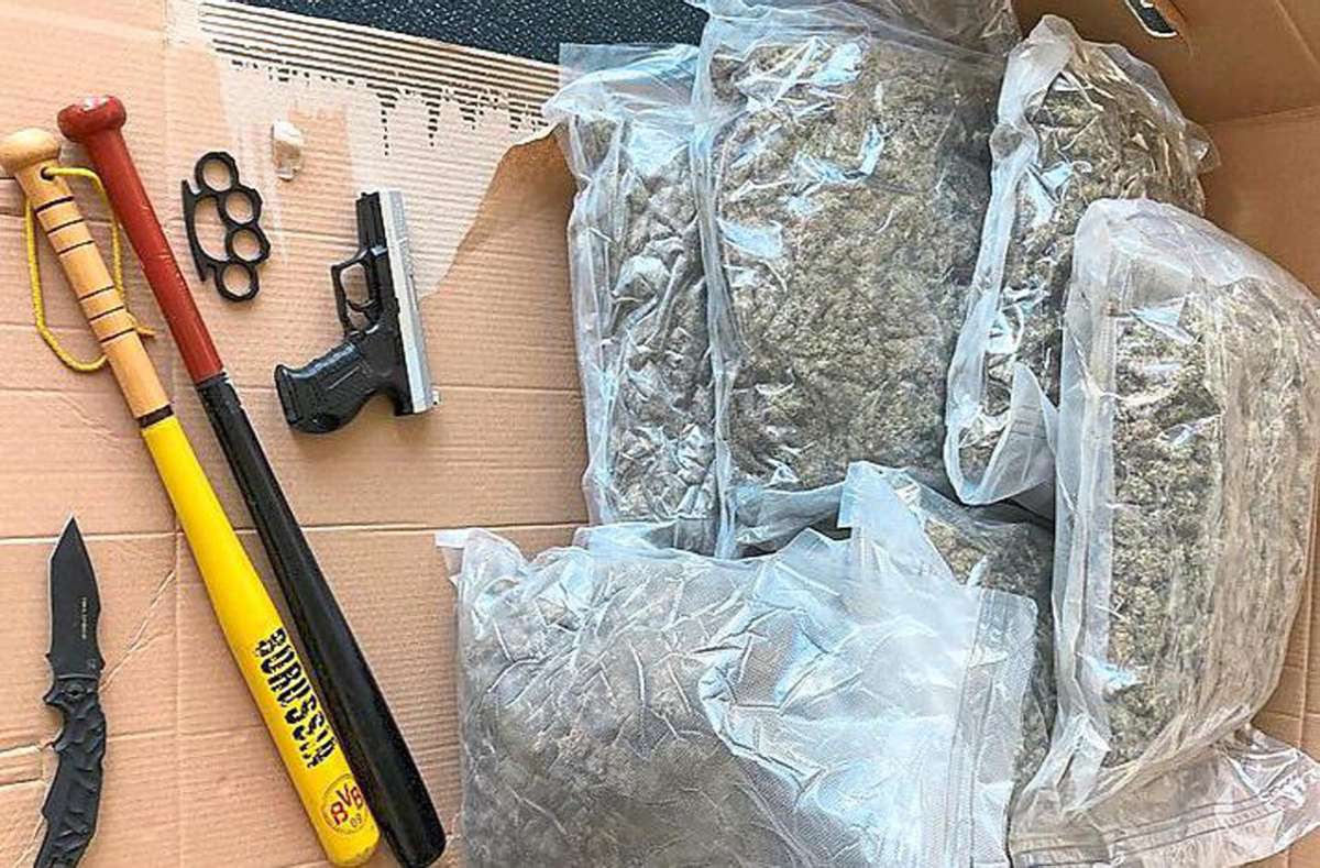 Drogen, Waffen, verbotene Gegenstände – ähnlich wie auf diesem Bild, nur viel umfangreicher, dürfte das Beweismaterial nach den Durchsuchungen am Dienstag aussehen. Foto: Polizei Dortmund