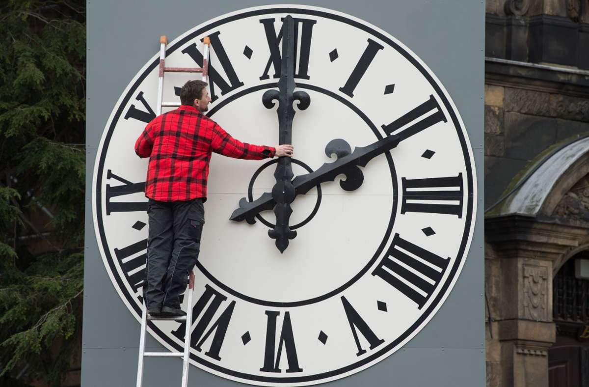 Zweimal im Jahr muss an der Uhr gedreht werden – an der Zeitumstellung scheiden sich die Geister. Foto: Sebastian Kahnert / dpa Foto:  