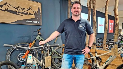 In seinem Geschäft „Black Forest Rides“ in der Breisgaustraße 39 verkauft Florian Dieterich hauptsächlich E-Bikes. Foto: Merz