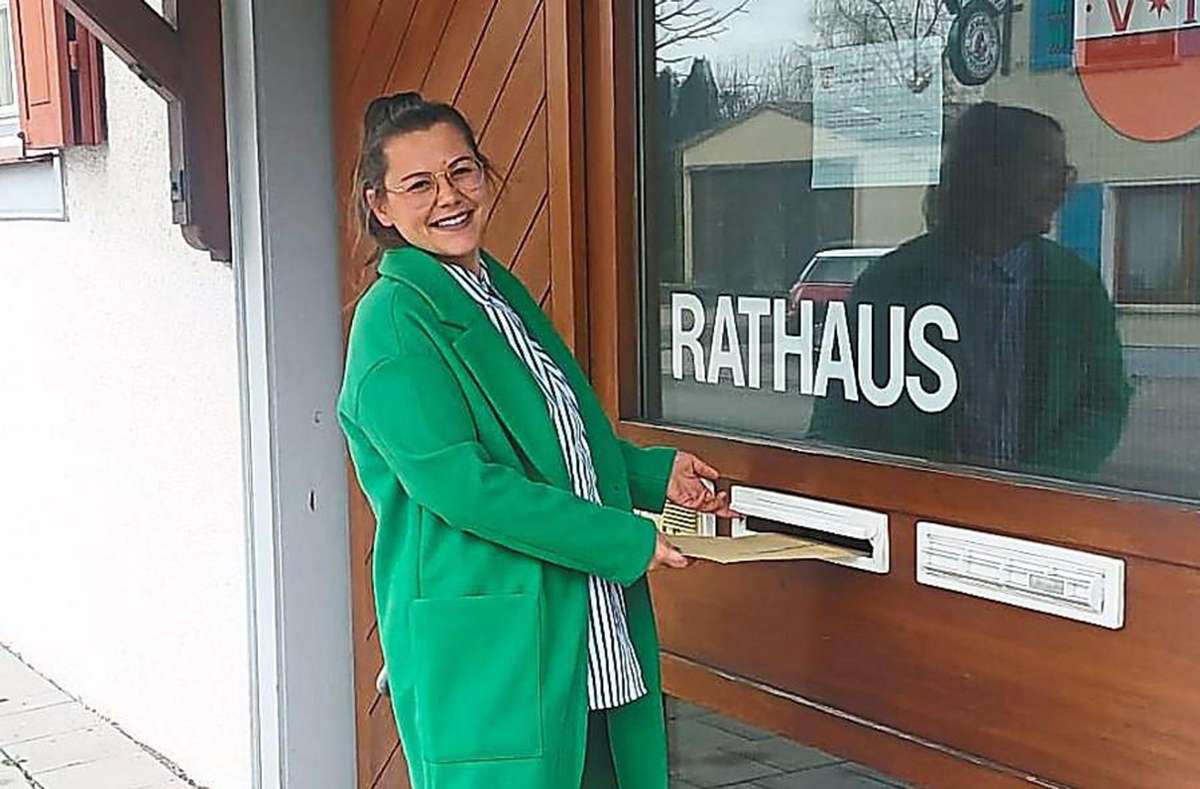 Sarah Jahnel aus Bad Saulgau (Mitglied der Partei LKR) hat die Bewerbung zur Bürgermeisterwahl in Weilen unter den Rinnen persönlich im Rathaus abgegeben. Foto: Jahnel