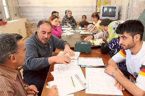 Die Flüchtlinge  lernen Deutsch  in kleinen Gruppen.  Foto: Ziechaus Foto: Schwarzwälder-Bote