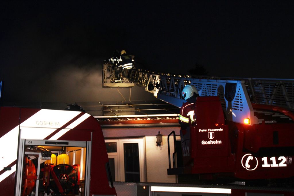 Bei dem Brand war auch die Drehleiter der Feuerwehr Gosheim im Einsatz.