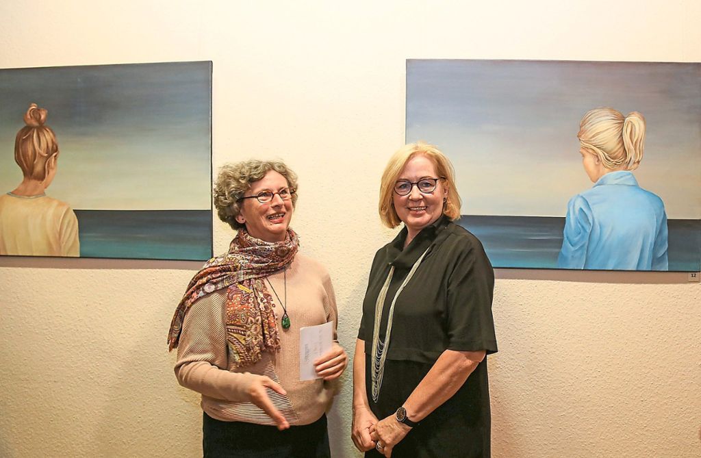 Künstlerin Marion Bekker (rechts) mit der Kulturwissenschaftlerin Julia Dold, die in ihre Werke einführte. Fotos: Decoux-Kone