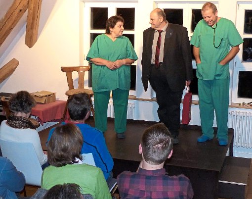 Krankenschwester Hillu erhält von Ortsvorsteher Willi Jäckle ein Präsent – der Arzt Franz geht leer aus. Foto: Hering Foto: Schwarzwälder-Bote