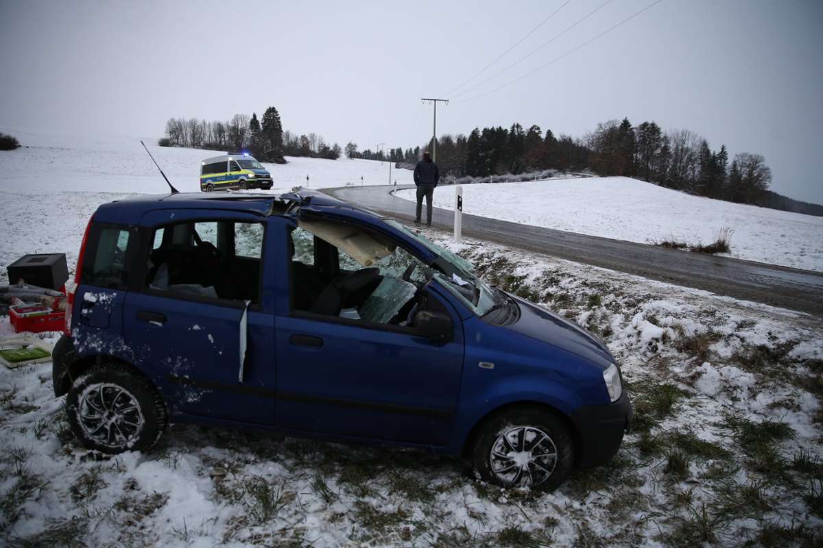 Der Unfall-Fiat steht auf der Wiese neben der Gemeindeverbindungsstraße nahe dem Steinefurthof. Eine 69-Jährige erlitt am Dienstagmorgen leichte Verletzungen. Foto: Maier