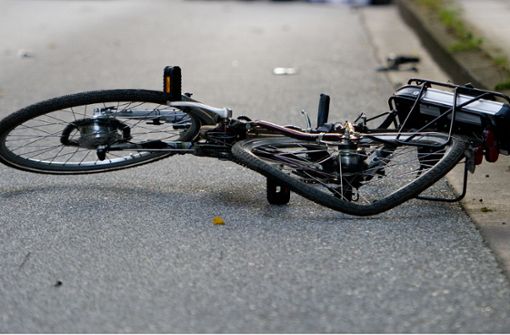 Ein Fahrradfahrer schlug ohne Helm auf den Randstein auf. (Symbolbild) Foto: dpa