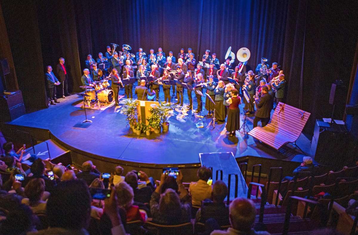 Die Musikvereine spielen beim Jubiläumsabend in Moissy-Cramayel auf. Foto: Huonker/Bettina Huonker